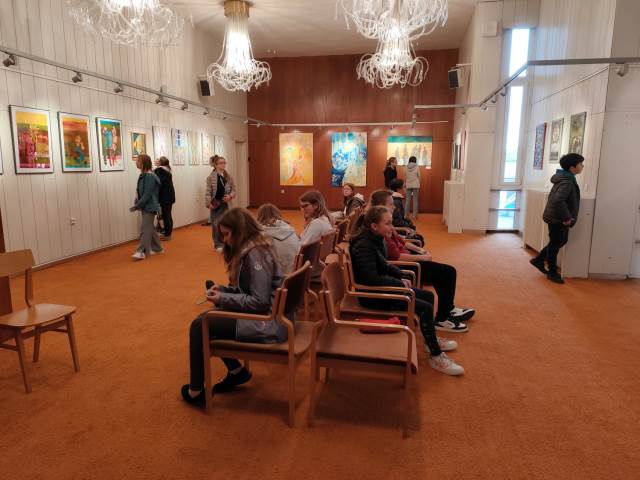 Žáci navštěvují výtvarnou výstavu