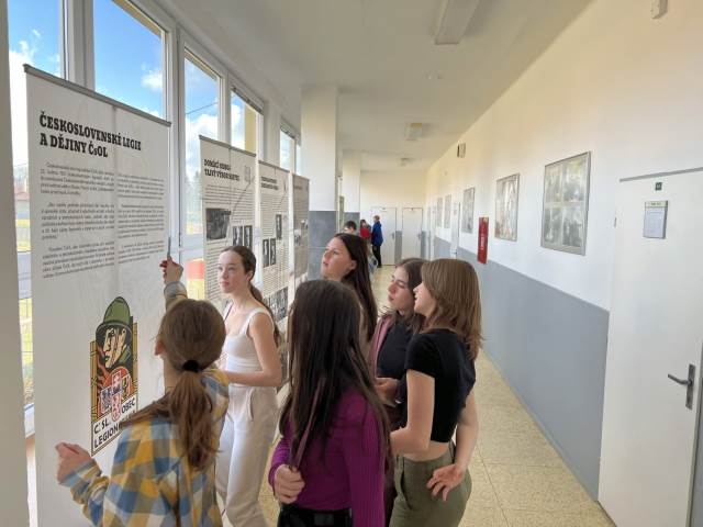 Žáci navštívili výstavu věnovanou československým legiím
