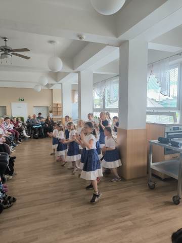 Děti ze školní družiny potěšily seniory ke Dni matek